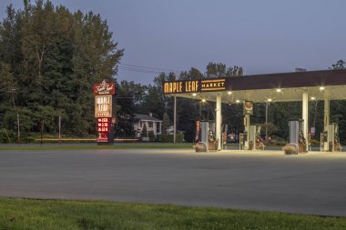 Verona Beach, New York - 02 Eylül 2019: Maple Leaf Market Akaryakıt Pompa İstasyonu Görünümü Dış.