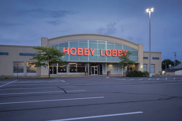 New Hartford, NY - 09 de septiembre de 2019: Exterior de la tienda Hobby Lobby. Es una cadena minorista estadounidense de tiendas de artesanía y artes. A partir de 2012, la cadena cuenta con 561 tiendas en todo Estados Unidos . — Foto de Stock