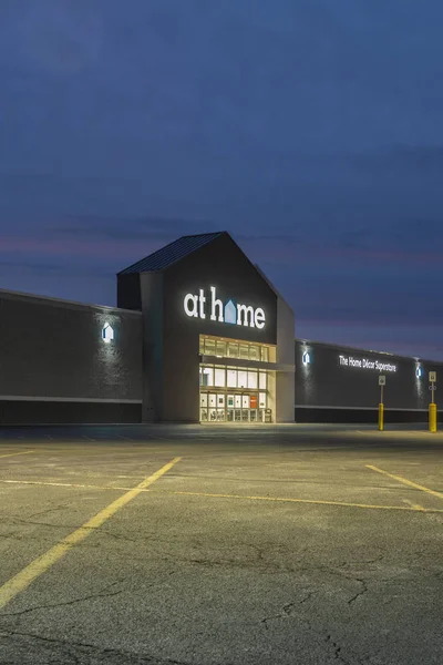 New Hartford, NY - 09 SETTEMBRE 2019: Exterior Night View of At Home (precedentemente noto come Garden Ridge), è una grande catena americana specializzata in prodotti per l'arredamento domestico con sede a Plano, Texas op — Foto Stock