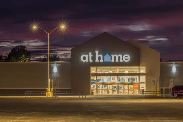 New Hartford, NY - 09 SETTEMBRE 2019: Exterior Night View of At Home (precedentemente noto come Garden Ridge), è una grande catena americana specializzata in prodotti per l'arredamento domestico con sede a Plano, Texas op — Foto Stock