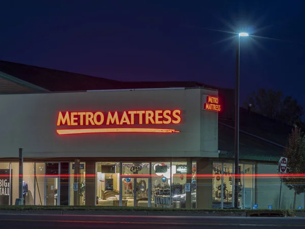 New Hartford, NY-09 września, 2019: na zewnątrz sklep z materacem metra. Metro materac Corp. powstała w 1976 i jest największym sprzedawcą specjalistycznych materaców w Upstate ny z siedzibą w Syrakuzach — Zdjęcie stockowe