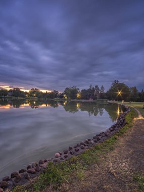 Gün batımında Üst Onondaga Park Gölü Dikey Gece Görünümü (3:4 Oran Boyutu)