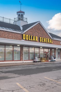 Whitesboro, New York - 11 Ağustos 2019: Dolar Genel Perakende Satış Yeri. Dollar General, 131'de bulunan küçük kutu indirim perakendecisidir..
