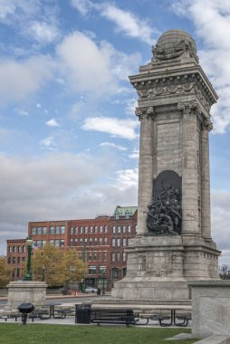 Syracuse şehir merkezindeki Clinton Meydanı'ndaki Asker ve Denizciler Anıtı ve Syracuse Tasarruf Bankası Binası, Abd.