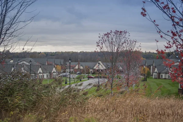 Нью-Хартфорд, Нью-Йорк - NOV 6, 2017: Landscape View of the Upscale Preswick Glen Housing Complex Located at 55 Preswich Dr, New Hartford, 13413 . — стоковое фото