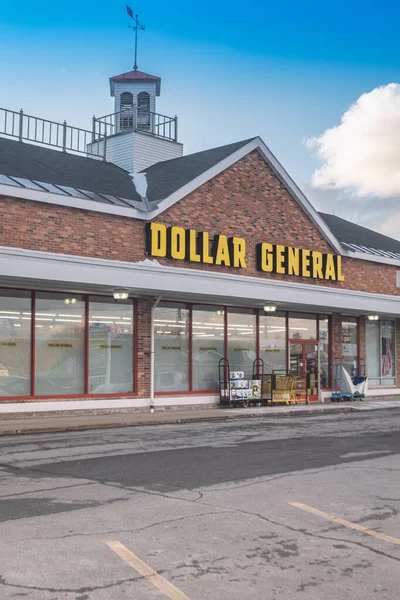 Whitesboro, NEW YORK - AUG 11, 2019: Dollar General Retail Location. Dollar General is a Small-Box Discount Retailer, located on 131. — Stock Photo, Image