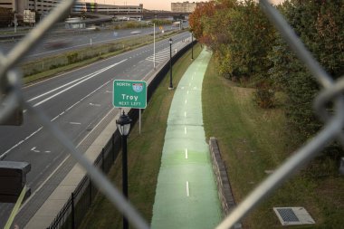Albany, New York - 15 Ekim 2019 Otoyol Görünümü ve Çevre Yolları 787 no 'lu Kablolu Çit