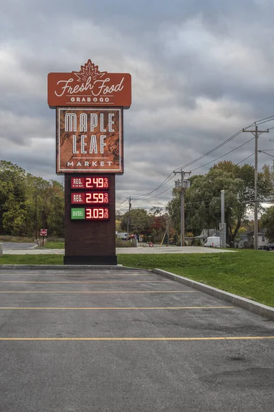 ВЕРОНА-БИЧ, НЬЮ-ЙОРК - 19 октября 2019 года: - Maple Leaf Market Fuel Sign Prices - это сеть магазинов и бензозаправочная станция с круглосуточной подачей еды Grab & Go. . — стоковое фото