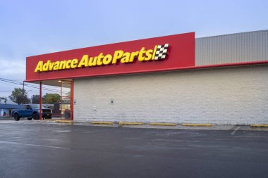 Yorkville, New York - 27 Ekim 2019: Yorkville, New York - 27 Ekim 2019: Dusk View of Advance Autopart Store, Aftermarket Auto Parça ve Aksesuarları Perakendecisi,