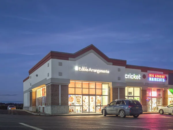 New Hartford, New York - Oct 29, 2019: Storefront of an Edible Arrangements Franchise, Sells Bouquets and Arrangements of Sculpted Fresh Fruit, Chocolate Dipped Fruit, and Smoothies. — Stock Photo, Image