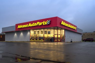 Yorkville, New York - 27 Ekim 2019: Aftermarket Auto Parça ve Aksesuarları Perakendecisi Avans Otomotiv Dükkanı 'nın Alacakaranlık Görünümü, dünya çapında yaklaşık 5000 mağazadan biri.