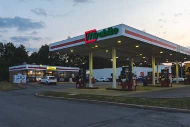 New Hartford, New York - 6 Ağustos 2025: Mirabito Market ve Benzin İstasyonu 'nun gece görüş alanı
