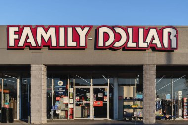Roma, New York - 15 Sep 2025: Family Dollar 'a yakın çekim, 1959 yılında kurulmuş ve merkezi Kuzey Carolina' da bulunan indirimli bir perakende satış zinciri. 2015 'te Dolar Ağacı tarafından satın alındı.