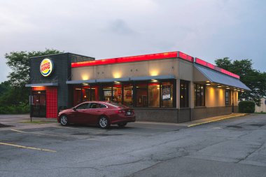New Hartford, New York - 6 Ağustos 2025: Burger King Restaurant 'ın Gece Manzarası, BK olarak bilinir, dünyanın en büyük ikinci fast food hamburger zinciridir.