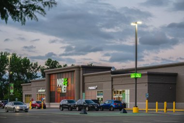 Roma, New York - 17 Temmuz 2025: Price Chopper market binası ve otoparkı tarafından Market 32 'nin ultra geniş gece görüşü