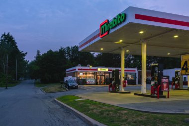 New Hartford, New York - 6 Ağustos 2025: Mirabito Market ve Benzin İstasyonu 'nun yakın çekim gece görüntüsü