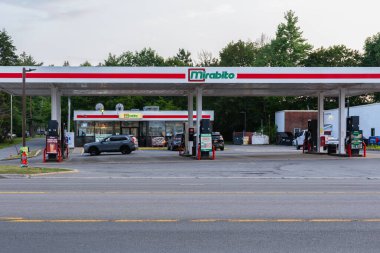 New Hartford, New York - 6 Ağustos 2025: Mirabito Market ve Benzin İstasyonu 'nun ultra geniş görüşü