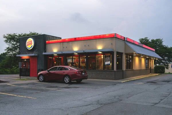 New Hartford, New York - 6 Ağustos 2025: Burger King Restaurant 'ın Gece Manzarası, BK olarak bilinir, dünyanın en büyük ikinci fast food hamburger zinciridir.