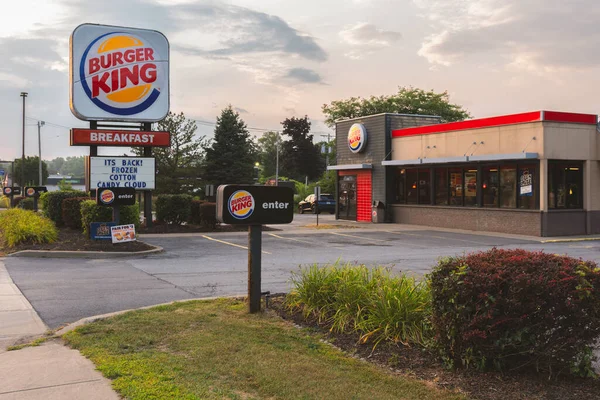 New Hartford, New York - 6 Ağustos 2025: Burger King Restaurant 'ın Gece Manzarası, BK olarak bilinir, dünyanın en büyük ikinci fast food hamburger zinciridir.