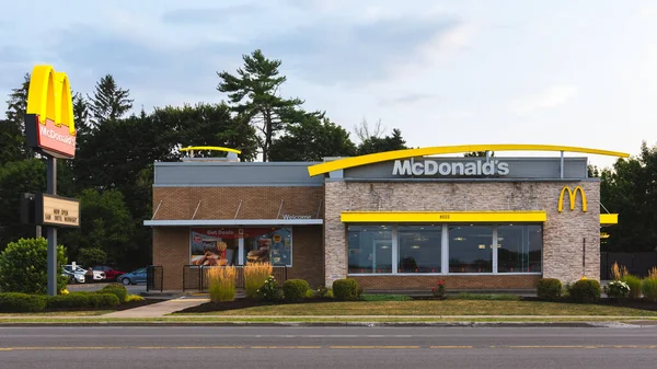 New Hartford, New York - 6 Ağustos 2025: 1940 'ta kurulan McDonald' s restoranının yakın çekim akşam manzarası dünya çapında 39.000 'den fazla yeri bulunan dünyanın en büyük fast-food zincirlerinden biridir.