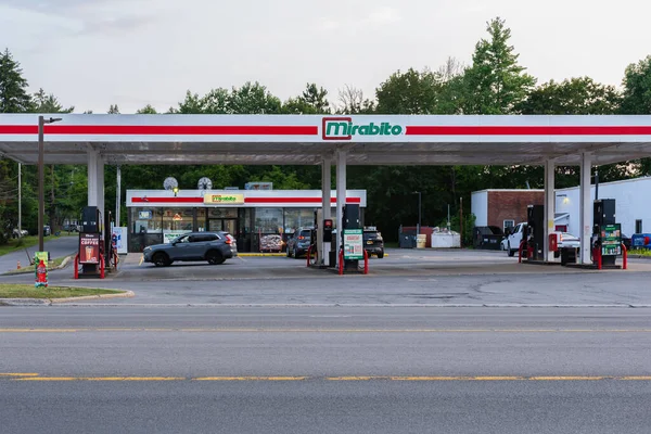 New Hartford, New York - 6 Ağustos 2025: Mirabito Market ve Benzin İstasyonu 'nun ultra geniş görüşü