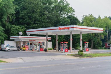Utica, New York - 4 Ağustos 2025: Speedway, bir benzin istasyonu ve market zinciri. Yakıt, yiyecek, içecek ve diğer kolaylık ürünleri sunuyorlar. Ayrıca 