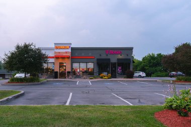 New Hartford, New York - 6 Ağustos 2025: Dunkin 'Donut ve T-Mobile dükkanlarının ultra geniş akşam manzarası