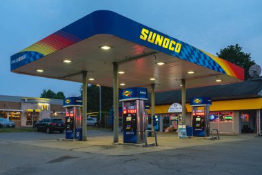 New Hartford, New York - 6 Ağustos 2025: Sunoco benzin istasyonu ve bakkalının geniş gece görüşü, Sunoco 1886 'da kuruldu ve şu an itibariyle dünya çapında 5.000' den fazla yer işletiyor.