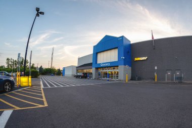 New Hartford, NY - 9 Ağustos 2025: Walmart Supercenter 'ın 