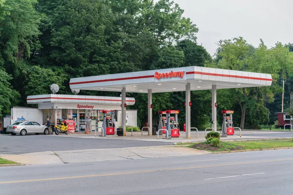 Utica, New York - 4 Ağustos 2025: Speedway, bir benzin istasyonu ve market zinciri. Yakıt, yiyecek, içecek ve diğer kolaylık ürünleri sunuyorlar. Ayrıca 