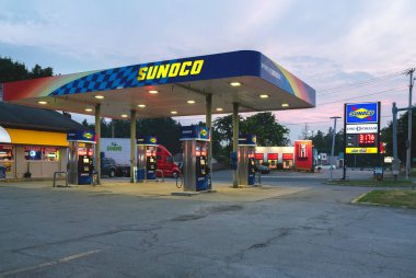 New Hartford, New York - 6 Ağustos 2025: Sunoco benzin istasyonu ve bakkalının ultra geniş gece görüşü, Sunoco 1886 yılında kuruldu ve şu anda dünya çapında 5.000 'den fazla yerde faaliyet gösteriyor.