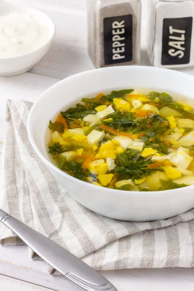 Soupe Verte Avec Des Œufs Sur Fond Blanc Savoureux Aliments — Photo