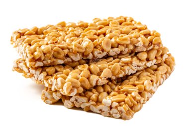 Peanut Brittle çikolataları (Hint Peanut Chikki) beyaz üzerine izole edilmiş. Yakın plan.