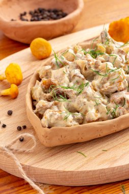 Kil tabakta ekşi kremayla kızartılmış Chanterelle mantarları. Kırsal yemek.