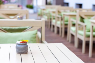 Açık sokak kafe masaları hizmete hazır..