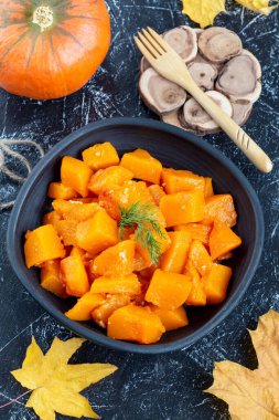 Şükran Günü kızarmış balkabağı. Hasat. Koyu arkaplan