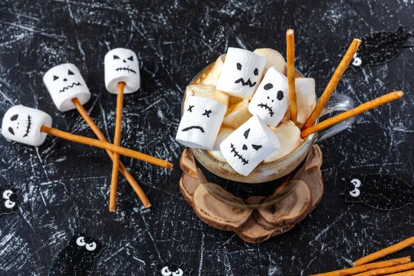 Xícara Café Com Marshmallow Rostos Assustadores Monstro Morcegos Sobremesa Halloween — Fotografia de Stock
