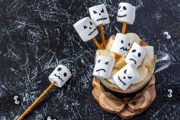 Xícara Café Com Monstros Marshmallows Sobremesa Halloween Fundo Escuro — Fotografia de Stock