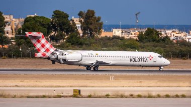 John Paul Uluslararası Havalimanı, Bari / İtalya - 2019.10.05: Volotea Havayolları - EI-FBL Boeing 717 LIBD havaalanına vardı. 