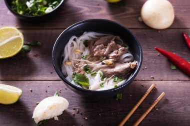 Asya mutfağı, Vietnam pho bo çorbası siyah tabakta ahşap arka planda