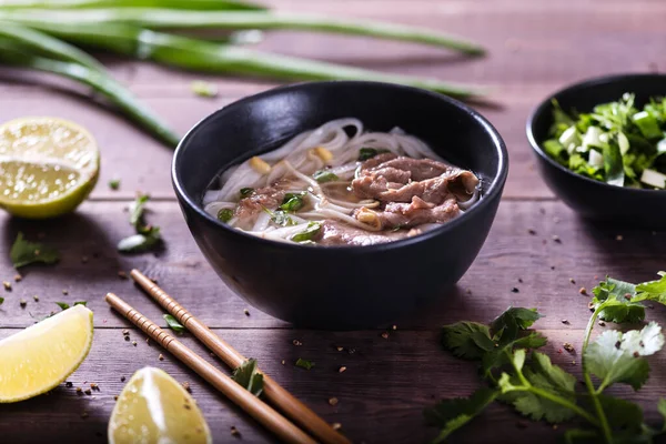 Cucina Asiatica Zuppa Pho Vietnamita Piatto Nero Uno Sfondo Legno — Foto Stock