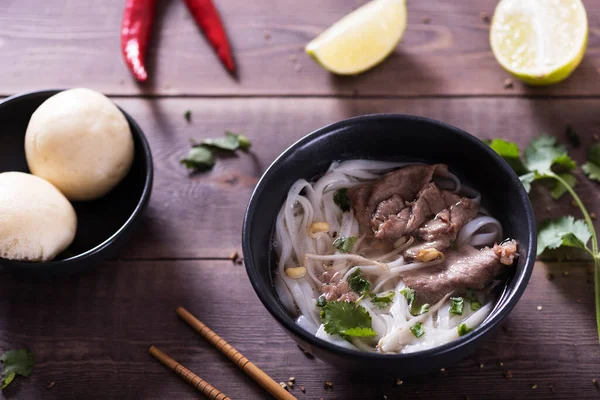 Asya Mutfağı Vietnam Pho Çorbası Siyah Tabakta Ahşap Arka Planda — Stok fotoğraf