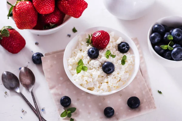 健康的早餐奶酪 白色碗 新鲜的夏季浆果 — 图库照片