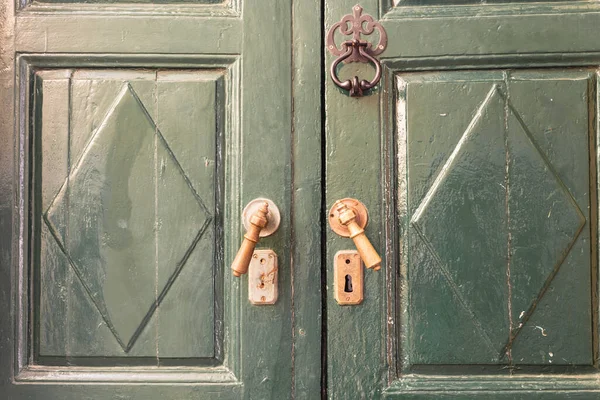 Eski ahşap yeşil kırsal kapı