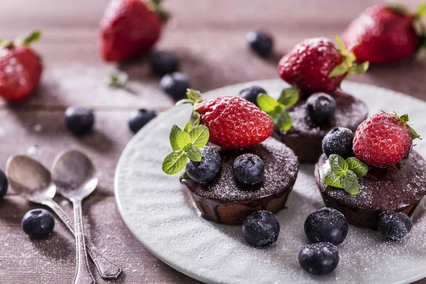 Chocolate Cakes Cupcakes Table Cupcakes Decorated Blueberries Strawberries Green Leaves — Stock Photo, Image
