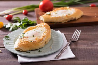 Khachapuri, peynirli ve yumurtalı turta aç. Adjarian Khachapuri geleneksel bir Gürcü dilidir. Sokak yemeği..