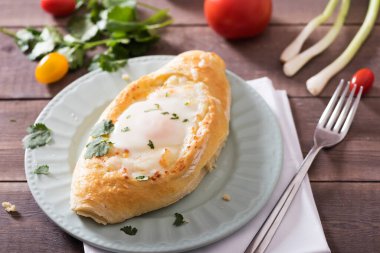 Khachapuri, peynirli ve yumurtalı turta aç. Adjarian Khachapuri geleneksel bir Gürcü dilidir. Sokak yemeği..