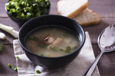 Pişirmek için malzeme ve baharatlı taze balık çorbası. Ahşap arkaplan