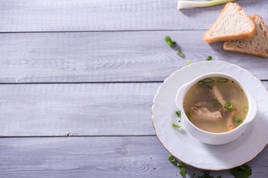 Pişirmek için malzeme ve baharatlı taze balık çorbası. Ahşap arkaplan