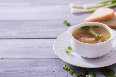 Pişirmek için malzeme ve baharatlı taze balık çorbası. Ahşap arkaplan